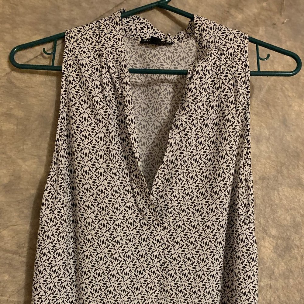 Black print sleevless top